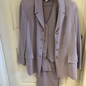 Absolutely gorgeous St. John 3 piece pants suit in light purple